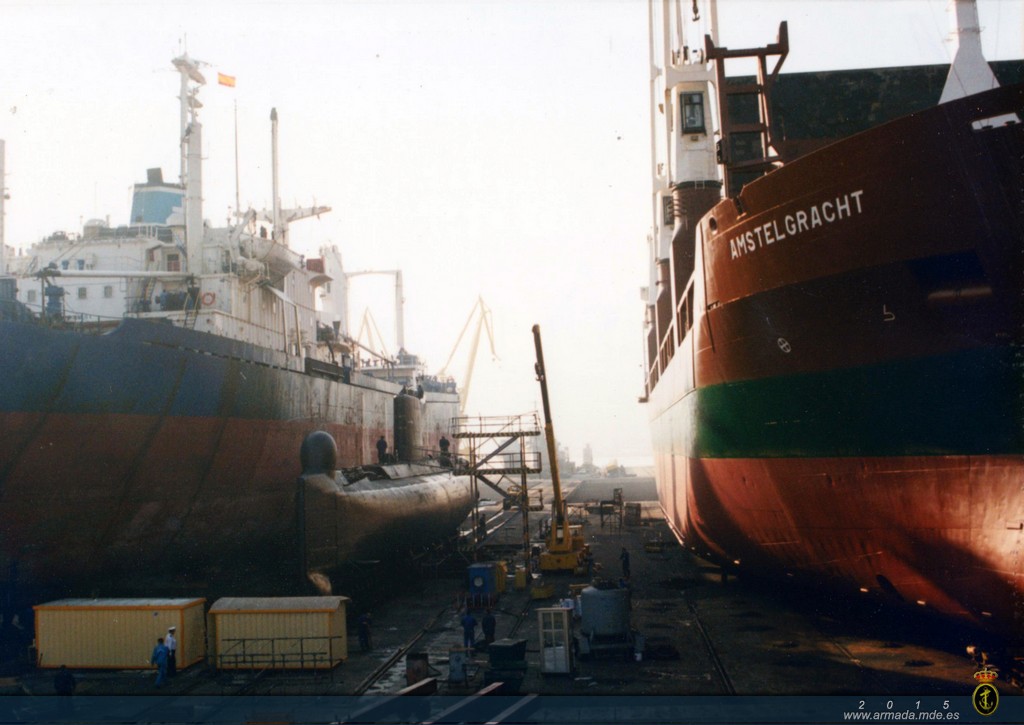 El "Tonina" compartiendo el carenero de Cartagena con buques mercantes